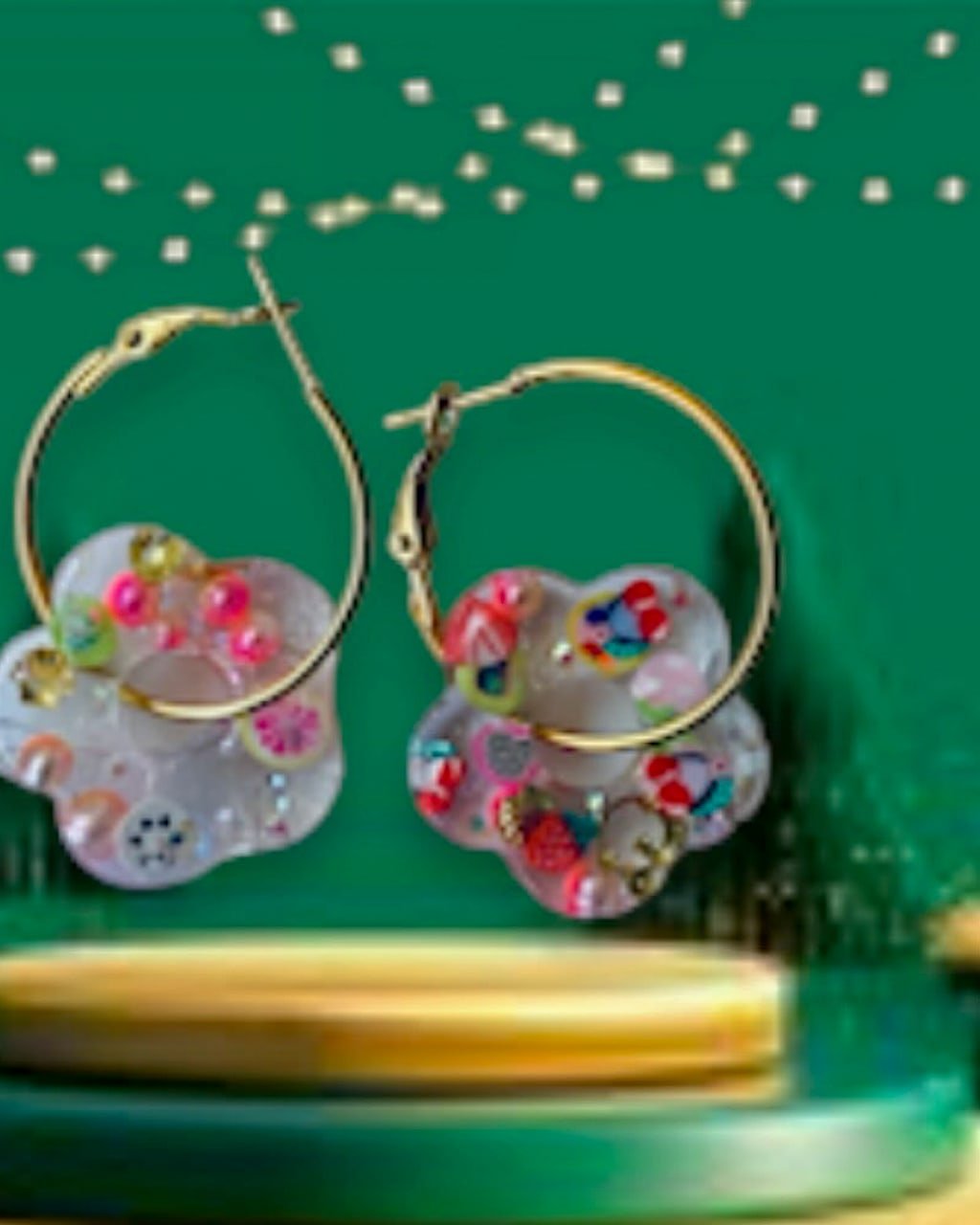 Argollas flor de resina con confeti