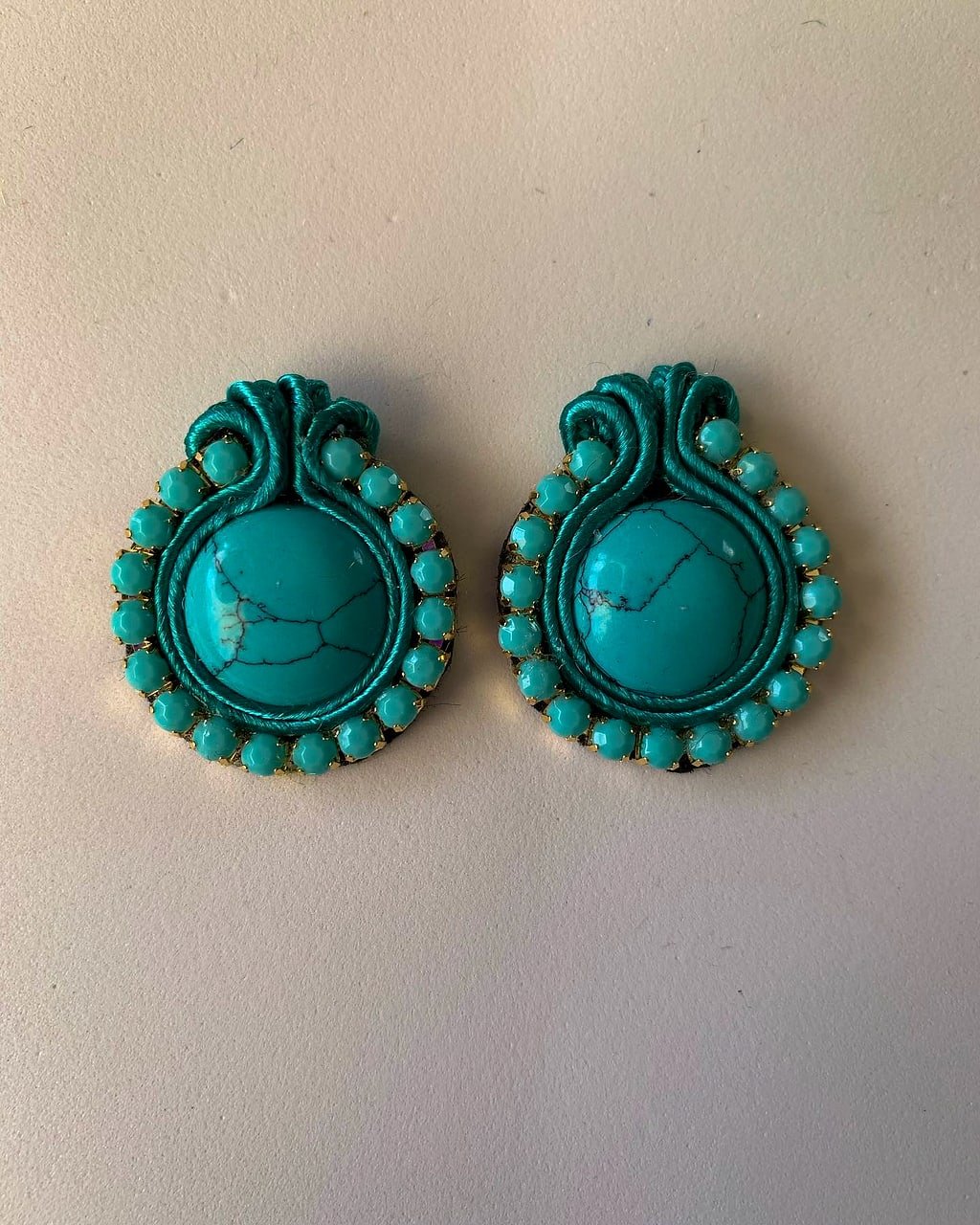 Aros soutache con piedra turquesa