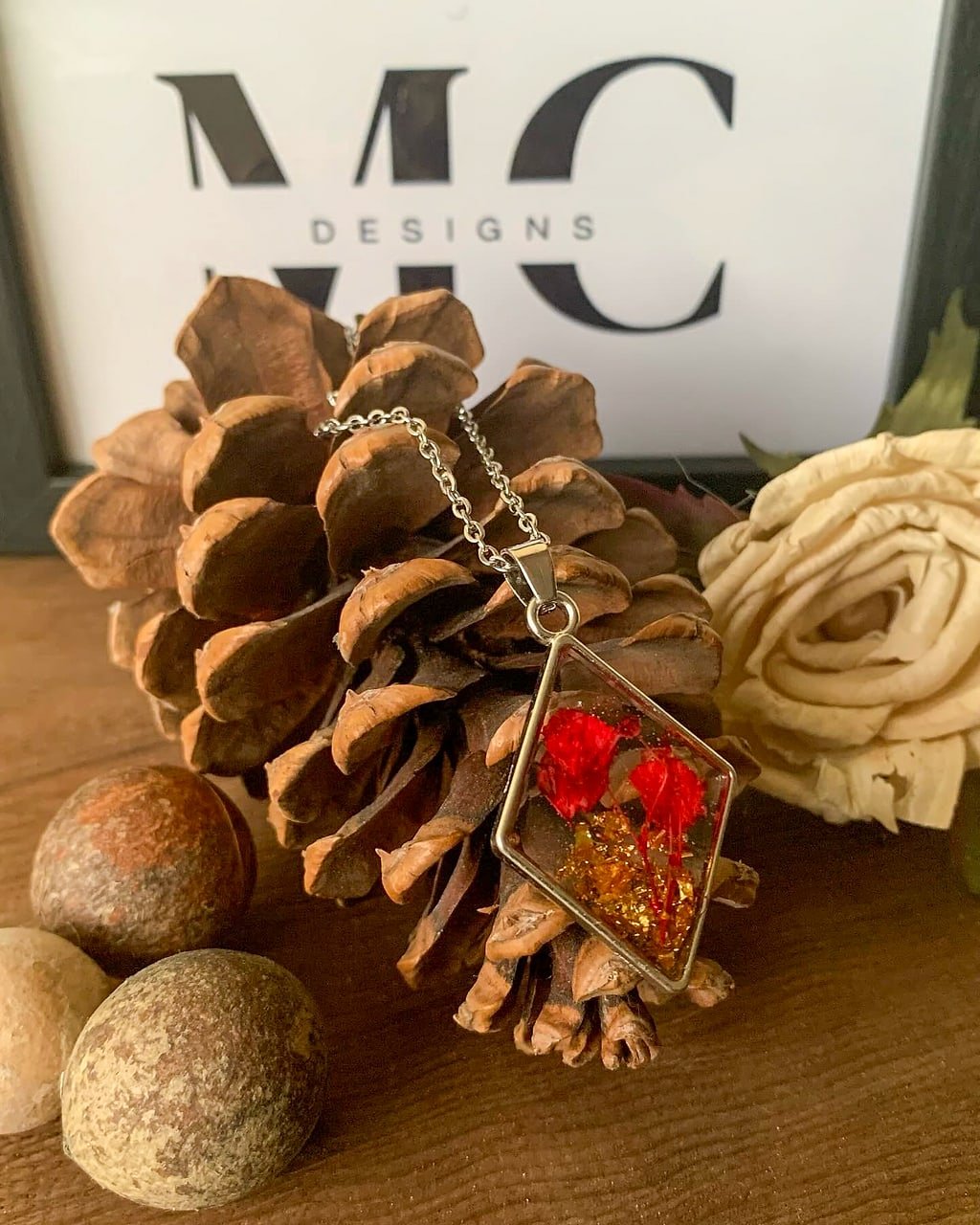 Colgante rombo de resina con flores rojas